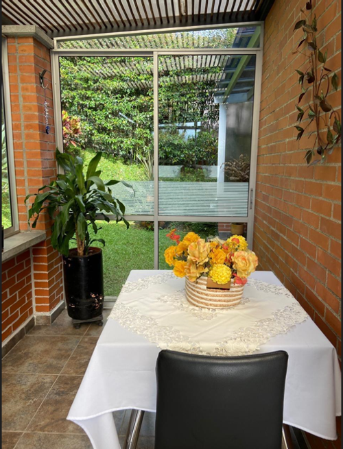 Casa de 3 alcobas en venta en Loma Benedictinos, Envigado, 230 m² · foto 2 de 15