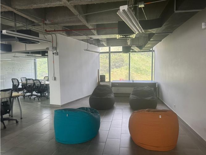 Oficina en arriendo en El Poblado, Medellín, 660 m² · foto 2 de 5