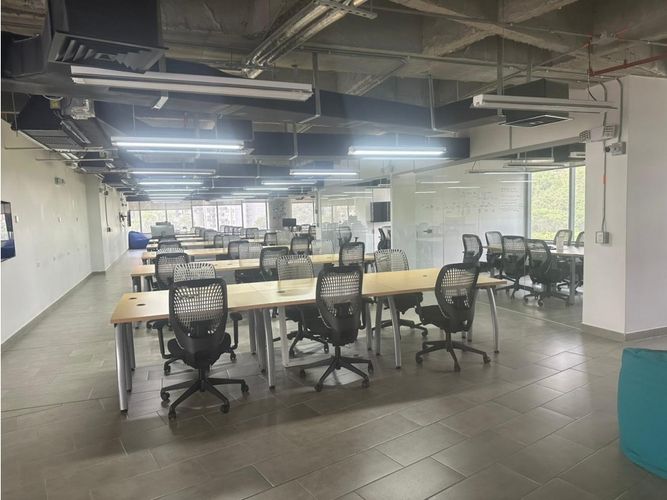 Oficina en arriendo en El Poblado, Medellín, 660 m² · foto 3 de 5