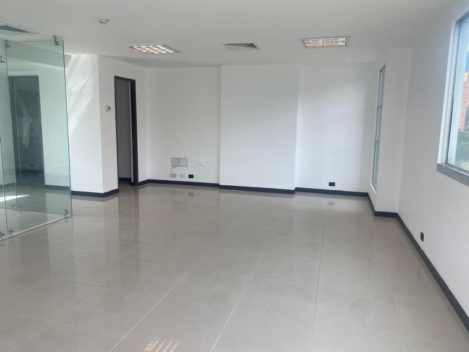 Oficina en arriendo en El Poblado, Medellín, 58 m² · foto 2 de 14