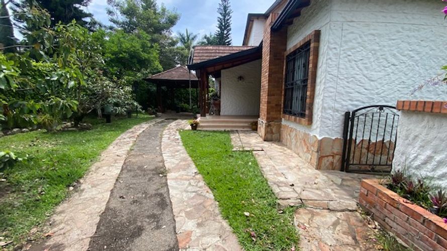 Casa de 5 alcobas en venta en La Españolita, Piedecuesta, 330 m² · foto 2 de 24