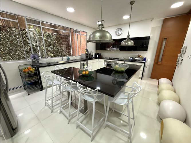 Apartamento de 3 alcobas en venta en Los Rosales, Bogotá, 418 m² · foto 2 de 24