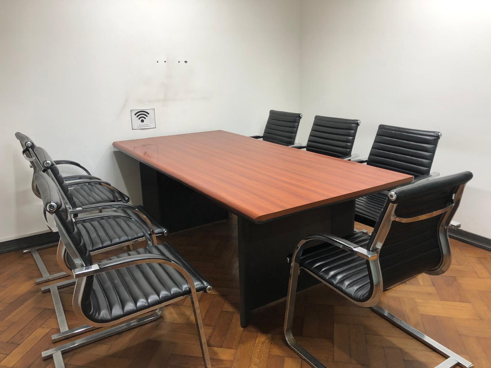 Excelente oficina con ubicación privilegiada, muy bien equipada y con garaje.