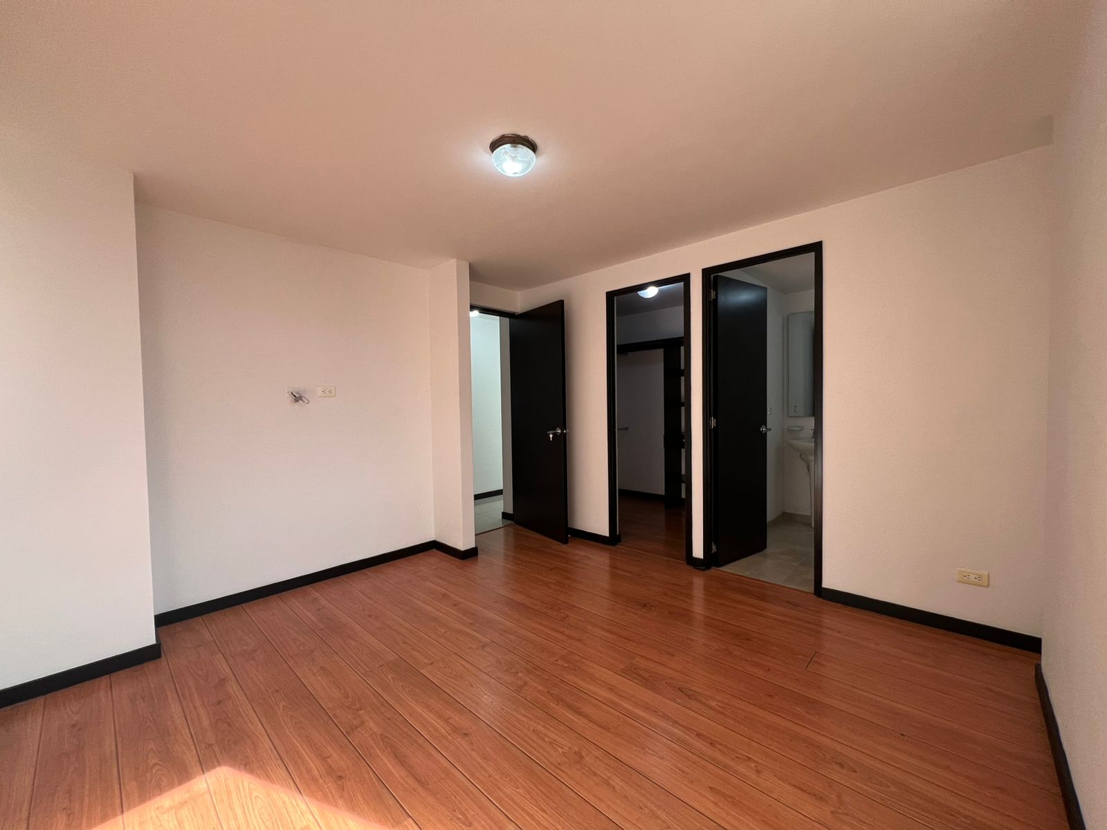 Apartamento en arriendo en Uribe Angel, Envigado · foto 8 de 16