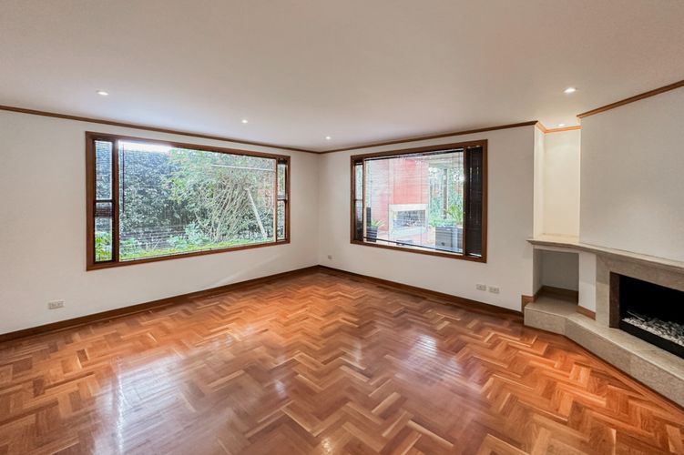 Casa de 4 alcobas en venta en San Jose De Bavaria, Bogotá, 400 m² · foto 1 de 24