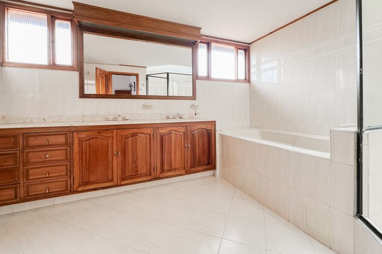 Casa de 4 alcobas en venta en San Jose De Bavaria, Bogotá, 400 m² · foto 16 de 24