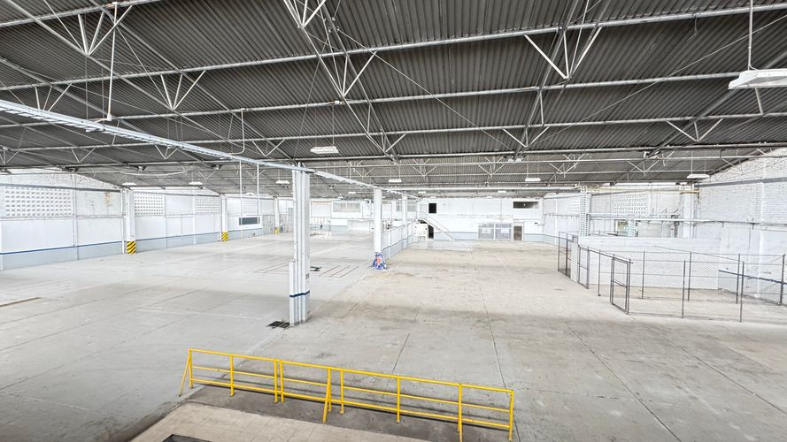 Bodega en arriendo en Las Delicias, Cali, 2352 m² · foto 3 de 24