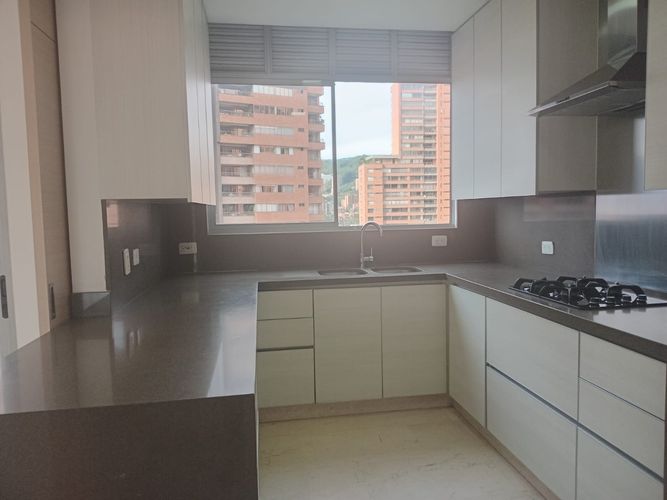 Apartamento de 3 alcobas en arriendo en El Poblado, Medellín, 180 m² · foto 11 de 20