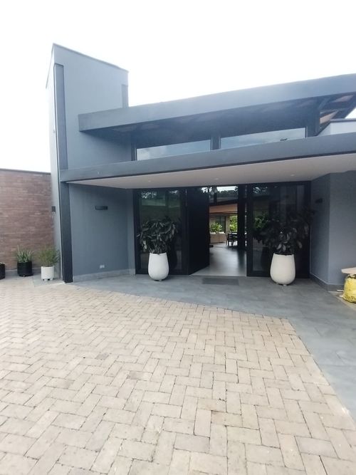 Casa de 5 alcobas en venta en El Carmen de Viboral · foto 2 de 24