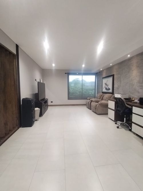 Casa de 5 alcobas en venta en El Carmen de Viboral · foto 23 de 24