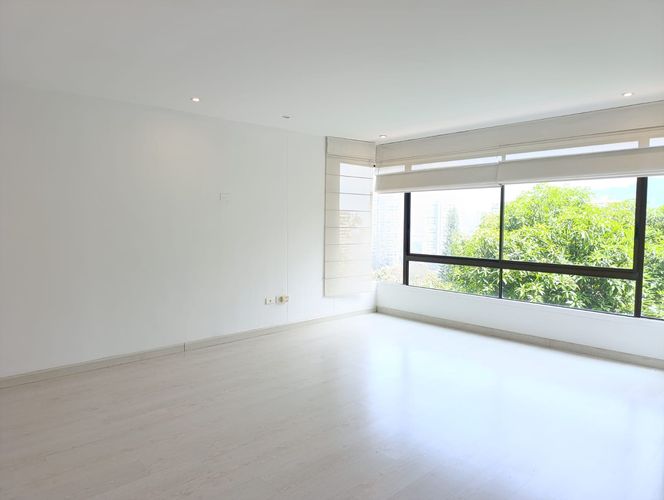 Apartamento de 3 alcobas en arriendo en El Poblado, Medellín, 159 m² · foto 2 de 19