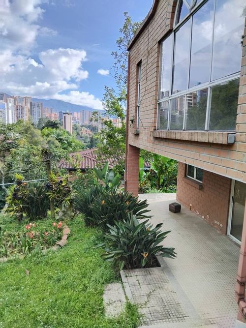 Casa de 4 alcobas en arriendo en Altos Del Poblado, Medellín, 346 m² · foto 2 de 19