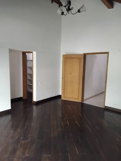 Casa de 4 alcobas en arriendo en Altos Del Poblado, Medellín, 346 m² · foto 5 de 19