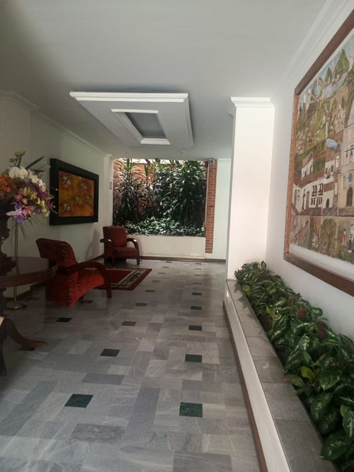 Apartamento de 2 alcobas en venta en Santa Barbara Central, Bogotá, 168 m² · foto 2 de 24