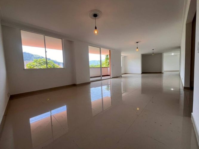 Apartamento de 3 alcobas en arriendo en Loma De Las Brujas, Medellín, 300 m² · foto 2 de 20