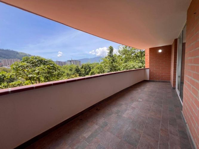 Apartamento de 3 alcobas en arriendo en Loma De Las Brujas, Medellín, 300 m² · foto 5 de 20