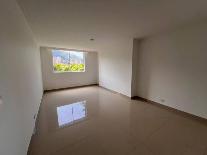 Apartamento de 3 alcobas en arriendo en Loma De Las Brujas, Medellín, 300 m² · foto 7 de 20