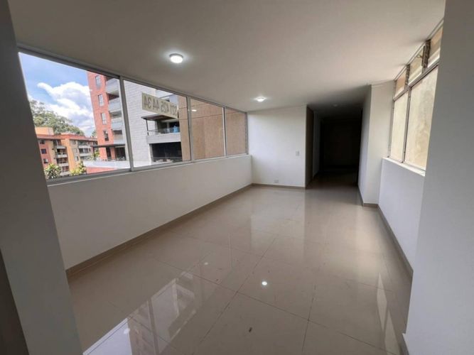 Apartamento de 3 alcobas en arriendo en Loma De Las Brujas, Medellín, 300 m² · foto 9 de 20