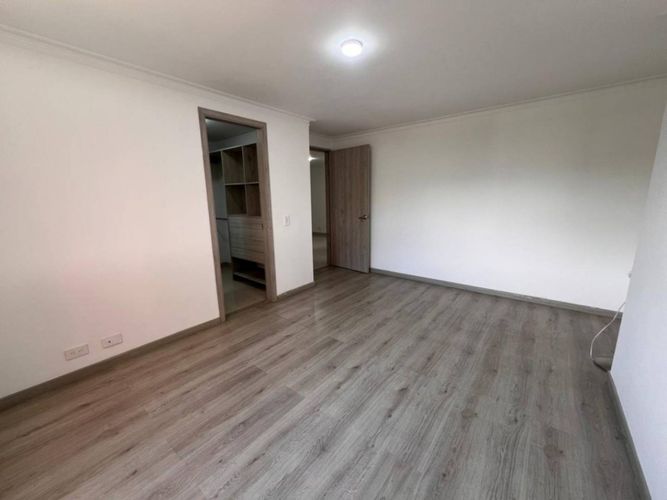 Apartamento de 3 alcobas en arriendo en Loma De Las Brujas, Medellín, 300 m² · foto 12 de 20