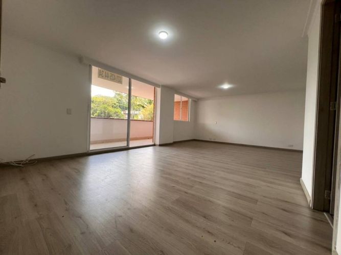 Apartamento de 3 alcobas en arriendo en Loma De Las Brujas, Medellín, 300 m² · foto 13 de 20