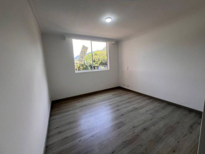 Apartamento de 3 alcobas en arriendo en Loma De Las Brujas, Medellín, 300 m² · foto 14 de 20