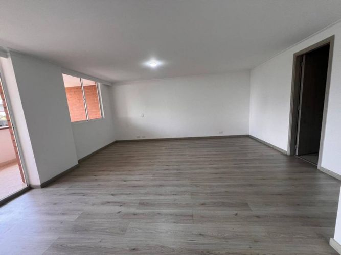 Apartamento de 3 alcobas en arriendo en Loma De Las Brujas, Medellín, 300 m² · foto 15 de 20