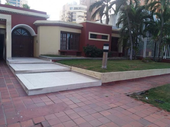Casa de 3 alcobas en venta en Altos Del Prado, Barranquilla, 400 m² · foto 2 de 15