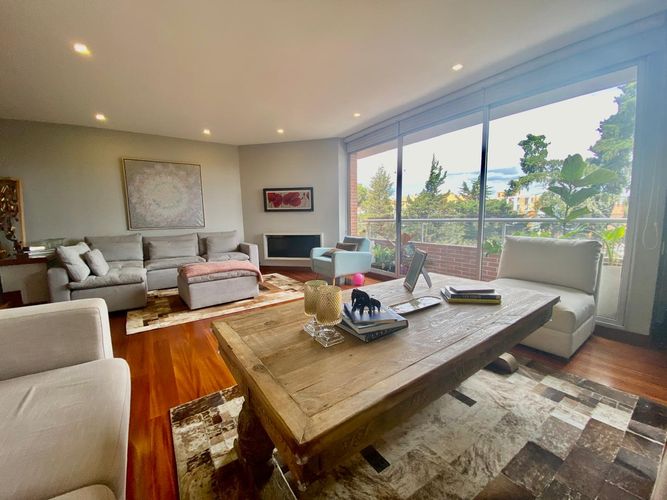 Apartamento de 3 alcobas en venta en Los Rosales, Bogotá, 142 m² · foto 3 de 24