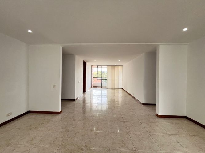 Apartamento de 3 alcobas en arriendo en El Poblado, Medellín, 140 m² · foto 3 de 19