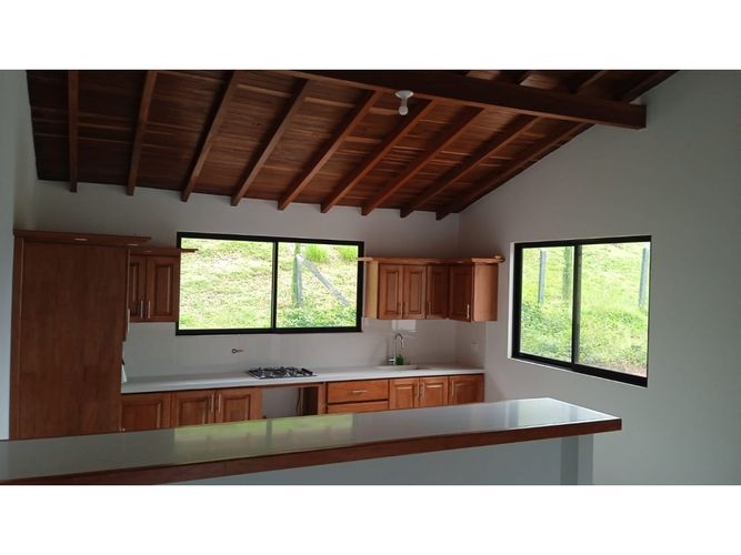 Casa de 3 alcobas en venta en Guarne, 220 m² · foto 2 de 13