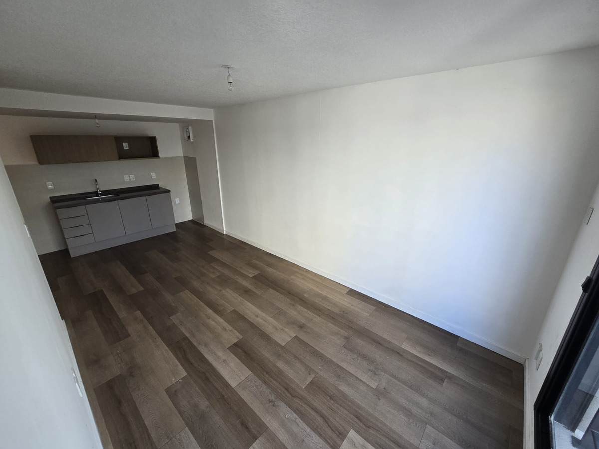 ALQUILER | Apartamento de 2 dormitorios con balcón y garage