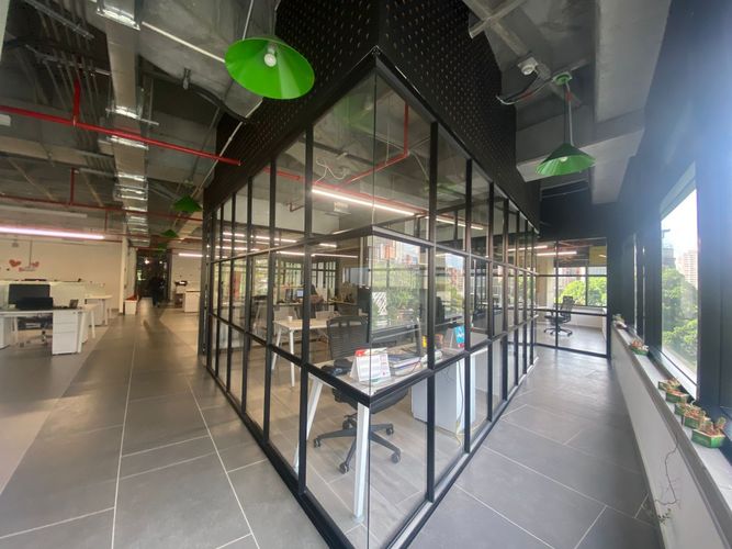 Oficina en arriendo en El Poblado, Medellín, 500 m² · foto 11 de 12