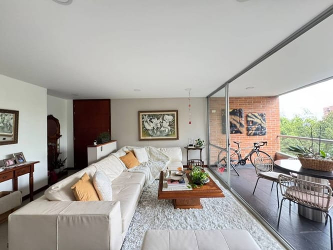 Apartamento de 3 alcobas en arriendo en El Diamante No. 2, Medellín, 180 m² · foto 2 de 24