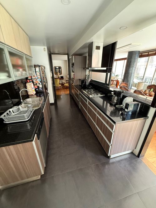 Apartamento de 3 alcobas en venta en Los Rosales, Bogotá, 265 m² · foto 4 de 19