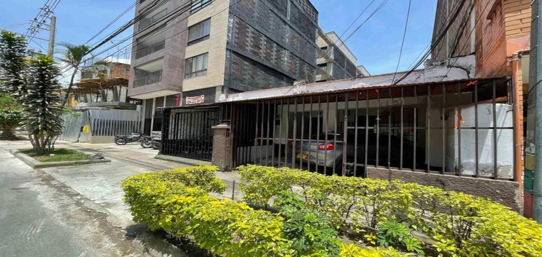 Casa de 6 alcobas en venta en Centro, Itagüí, 377 m² · foto 3 de 18