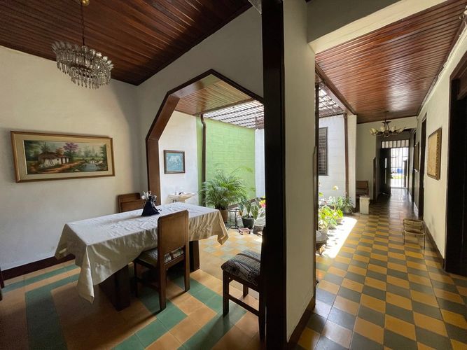 Casa de 6 alcobas en venta en Centro, Itagüí, 377 m² · foto 4 de 18