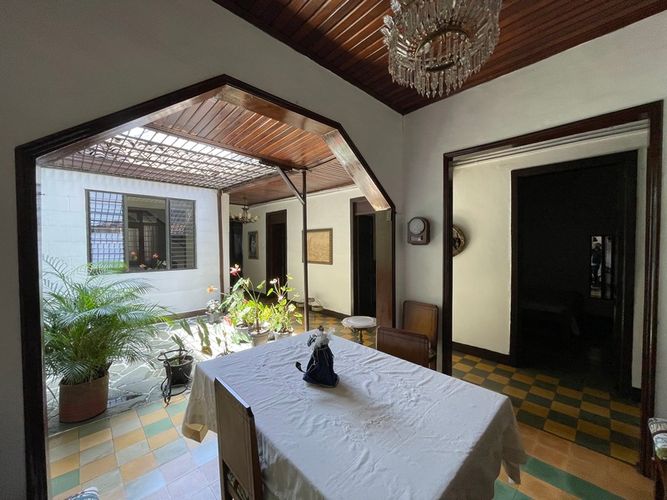 Casa de 6 alcobas en venta en Centro, Itagüí, 377 m² · foto 9 de 18