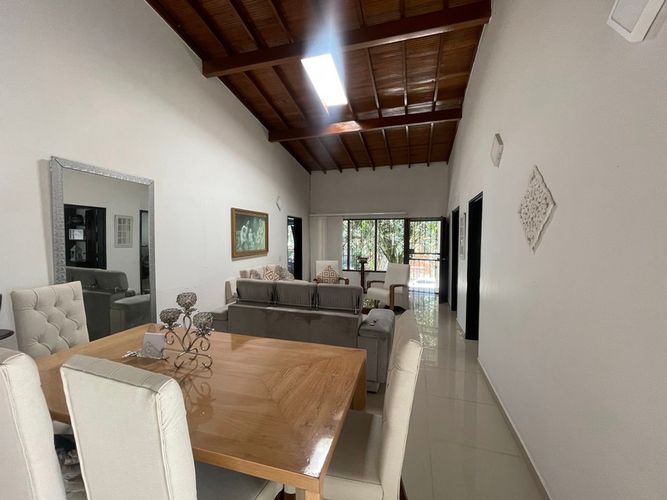 Casa de 10 alcobas en venta en La Castellana, Medellín, 118 m² · foto 2 de 24