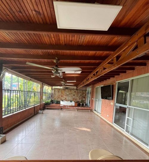 Casa de 5 alcobas en venta en El Castillo, Jamundí, 251 m² · foto 2 de 24