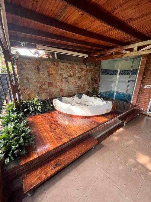 Casa de 5 alcobas en venta en El Castillo, Jamundí, 251 m² · foto 13 de 24
