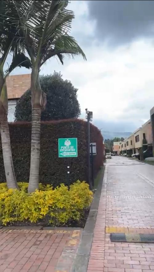 Casa de 4 alcobas en venta en Arrayanes, Bogotá, 225 m² · foto 2 de 3