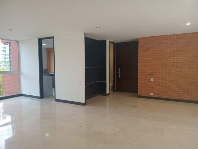 Apartamento de 3 alcobas en arriendo en El Poblado, Medellín, 220 m² · foto 3 de 20