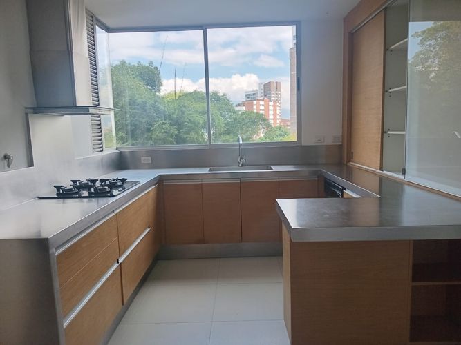 Apartamento de 3 alcobas en arriendo en El Poblado, Medellín, 220 m² · foto 10 de 20