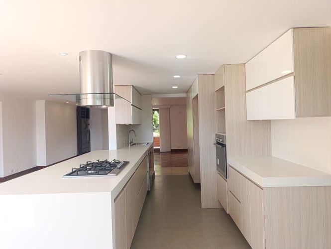 Apartamento de 3 alcobas en arriendo en El Poblado, Medellín, 250 m² · foto 6 de 19