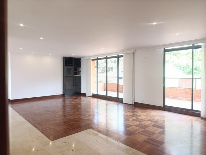 Apartamento de 3 alcobas en arriendo en El Poblado, Medellín, 250 m² · foto 4 de 19