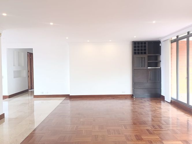 Apartamento de 3 alcobas en arriendo en El Poblado, Medellín, 250 m² · foto 5 de 19