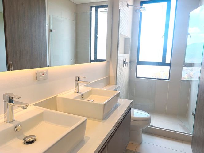Apartamento de 2 alcobas en arriendo en El Poblado, Medellín, 105 m² · foto 16 de 20