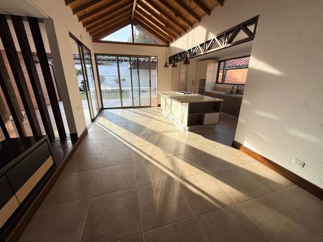 Casa de 3 alcobas en venta en El Retiro, 233 m² · foto 2 de 19