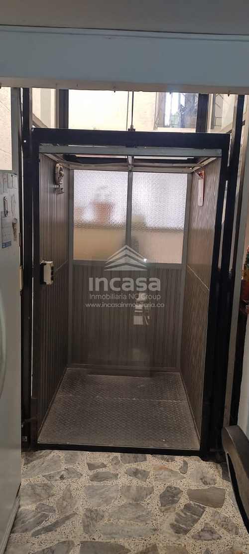 Casa de 5 alcobas en venta en San Vicente, Cali, 227 m² · foto 3 de 14