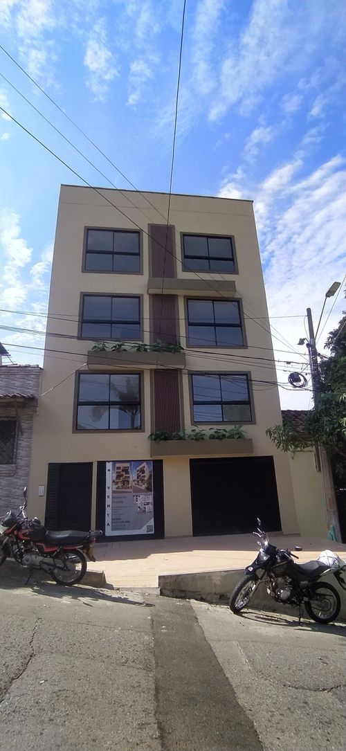 Apartaestudio en venta en Manrique Central, Medellín, 32 m² · foto 2 de 15